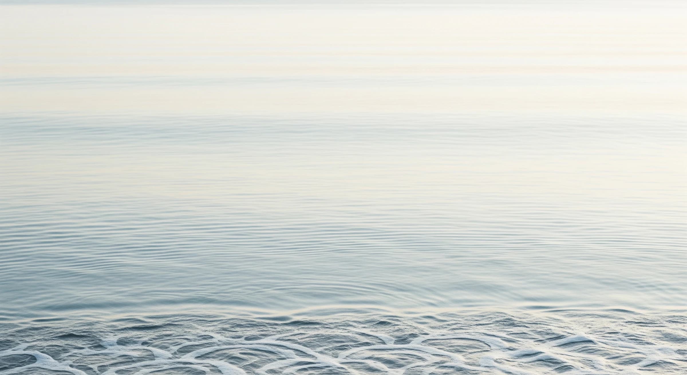 明け方の静かな海